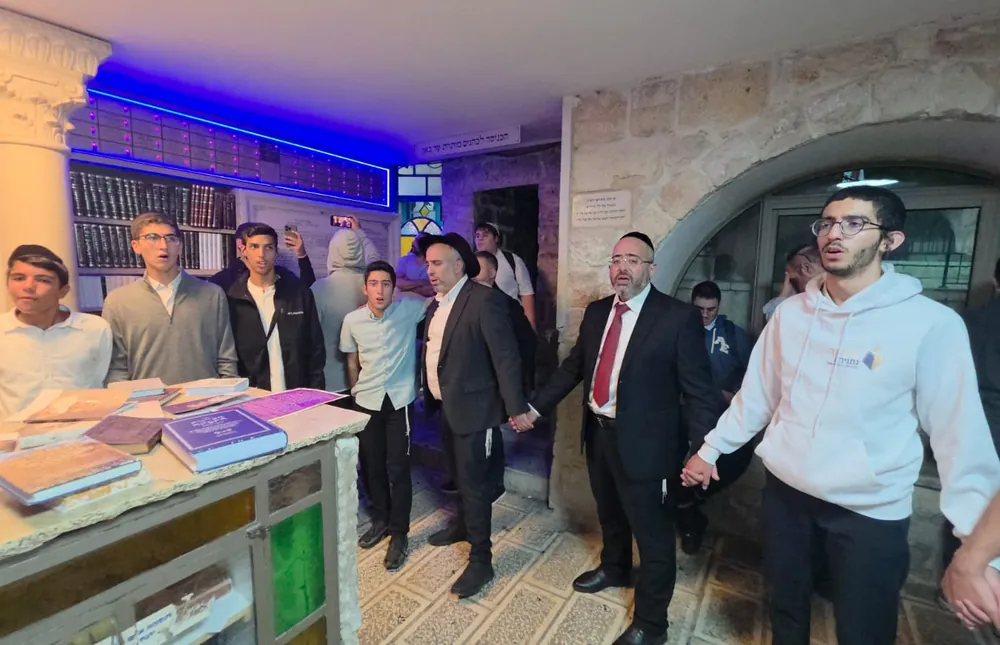 שירה סביב שולחן התפילה - ליל סליחות במירון