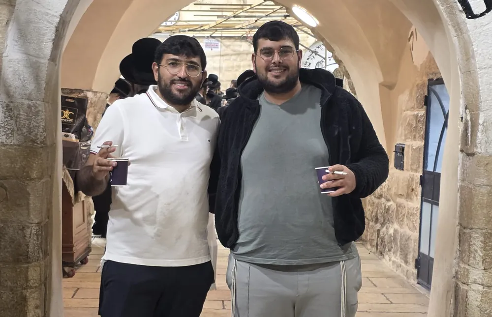 שני משתתפים בכניסה לאתר - ליל סליחות במירון
