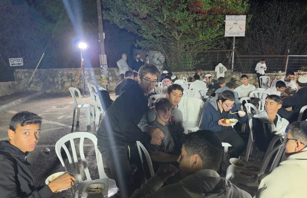 תלמידים מחייכים בארוחת ערב - ליל סליחות במירון