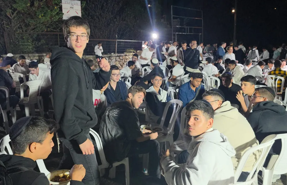 תלמידים יושבים לארוחת ערב - ליל סליחות במירון