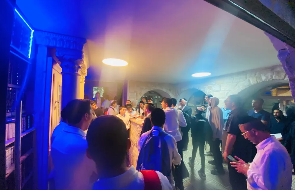 קבוצת מתפללים בחדר הלימוד - ליל סליחות במירון