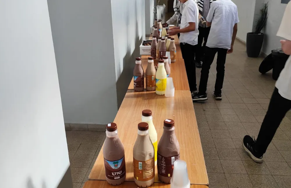 בקבוקי שתייה ומאפים על שולחן כיבוד במסדרון - הגענו להדרן