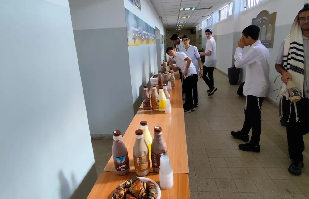 שולחן מאפים ומשקאות לאורך מסדרון הישיבה - הגענו להדרן