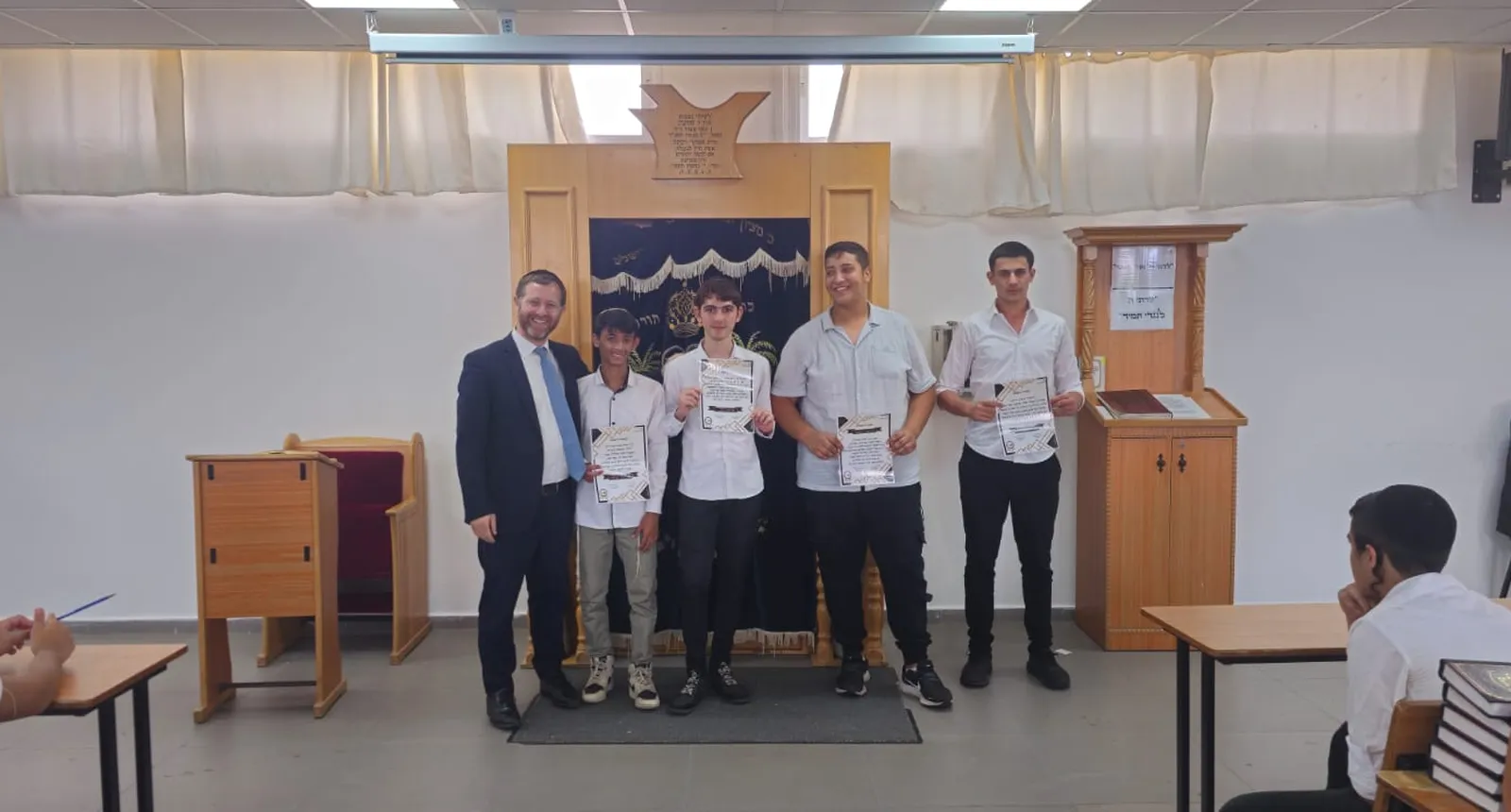 מצטייני השבוע כי תבוא - ארבעה תלמידים עם תעודות - כל שבוע, מישהו אחר