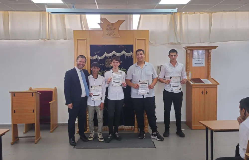 מצטייני השבוע כי תבוא - צילום קבוצתי עם תעודות - כל שבוע, מישהו אחר