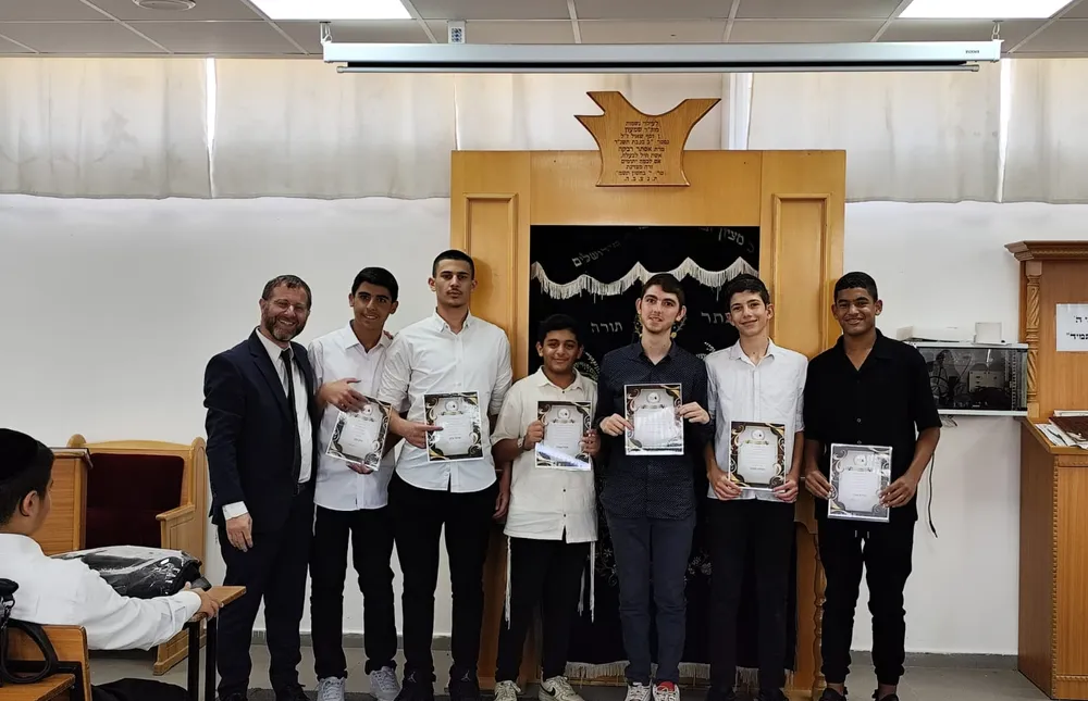 שישה תלמידים מציגים תעודות הצטיינות ליד ארון הקודש - כל שבוע, מישהו אחר