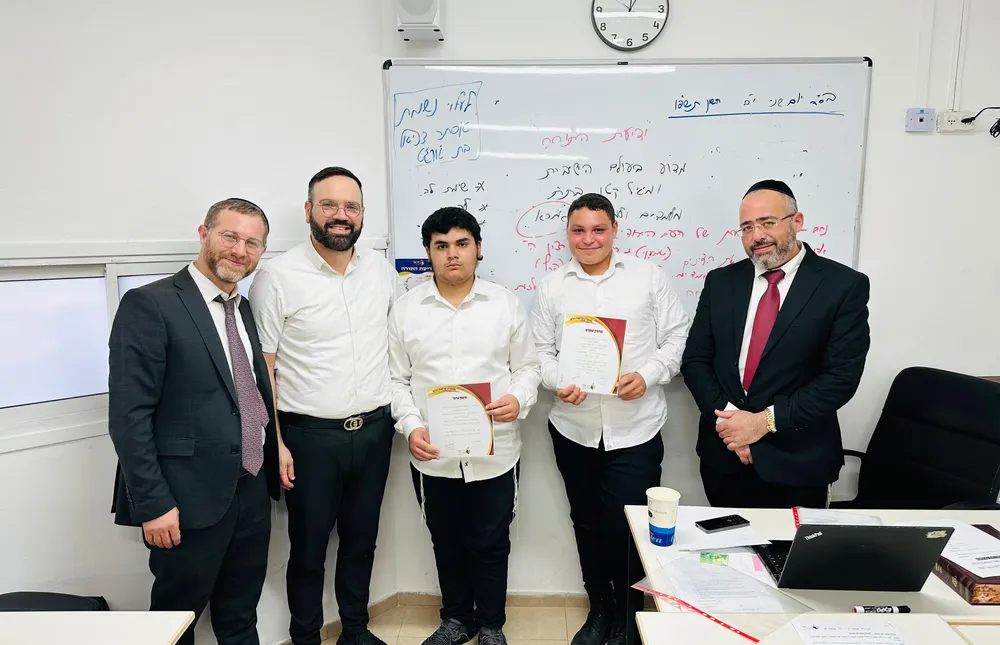 שני תלמידים עם תעודות הצטיינות לצד שלושה אנשי צוות בכיתה - כל שבוע, מישהו אחר