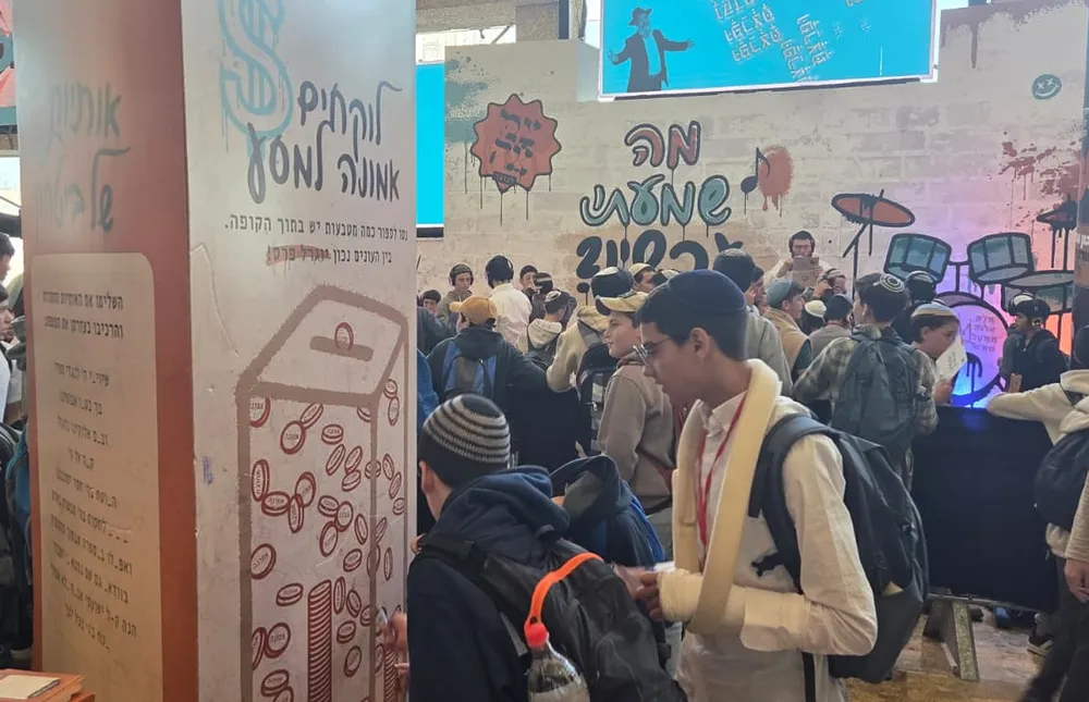 תלמידים וקהל מול קיר פעילות צבעוני בלובי - אותיות של ביטחון