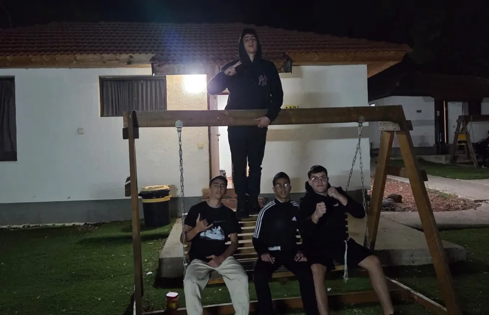 תלמיד עולה בסולם בחצר בלילה - כשהיום לא נגמר
