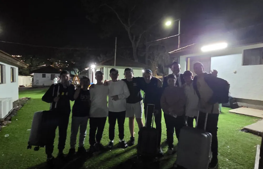 תלמידים בחצר הפנימייה בלילה - כשהיום לא נגמר