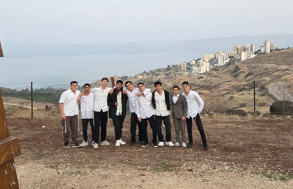 תלמידים יושבים בחצר בלילה - כשהיום לא נגמר