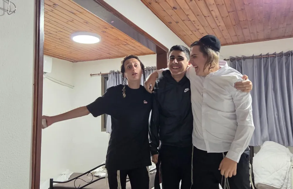תלמידים ליד מבנה הפנימייה בלילה - כשהיום לא נגמר
