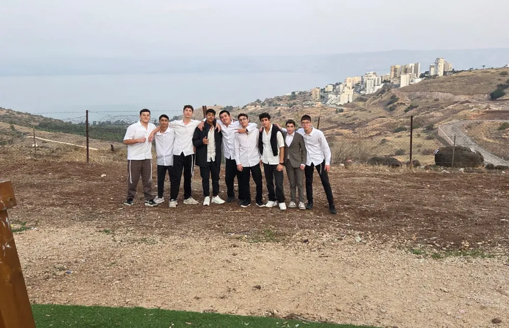 תלמידים ליד נדנדה בחצר בלילה - כשהיום לא נגמר
