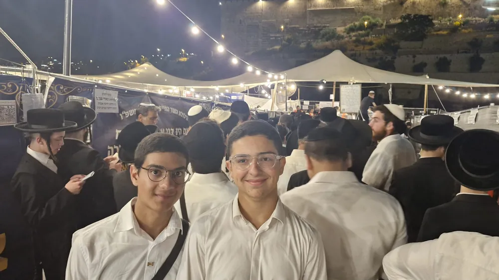 שני תלמידים בתוך קהל מבקרים באתר תפילה לילי - סיור לילי בעיר העתיקה