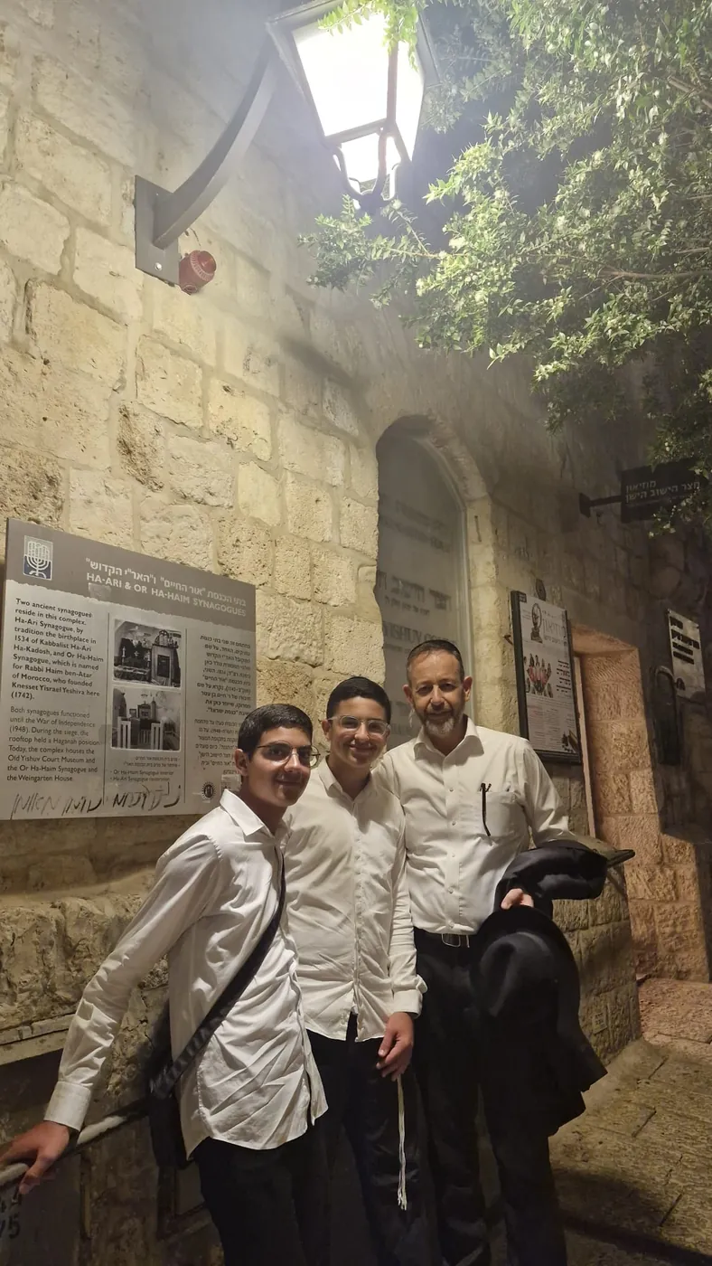 שני תלמידים ומלווה ליד בתי הכנסת העתיקים ברובע היהודי - סיור לילי בעיר העתיקה