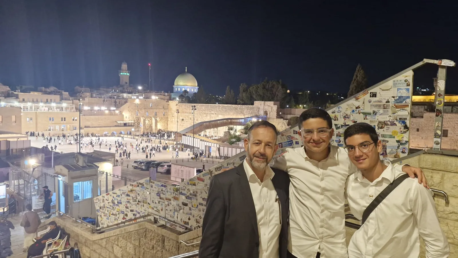 שני תלמידים ומלווה מעל רחבת הכותל בלילה - סיור לילי בעיר העתיקה