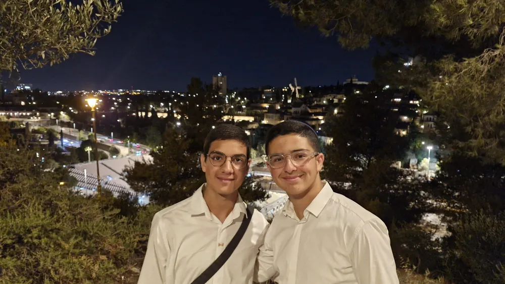 שני תלמידים מצטלמים על רקע נוף ירושלים בלילה - סיור לילי בעיר העתיקה