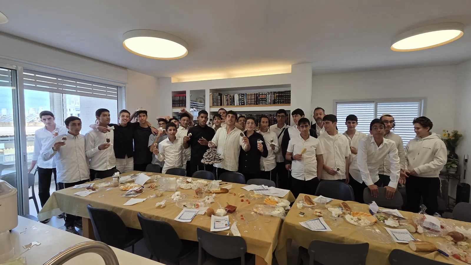 תמונת קבוצה של תלמידים עם שלגונים - בוקר ערכי לשיעור א׳ בראש חודש תמוז