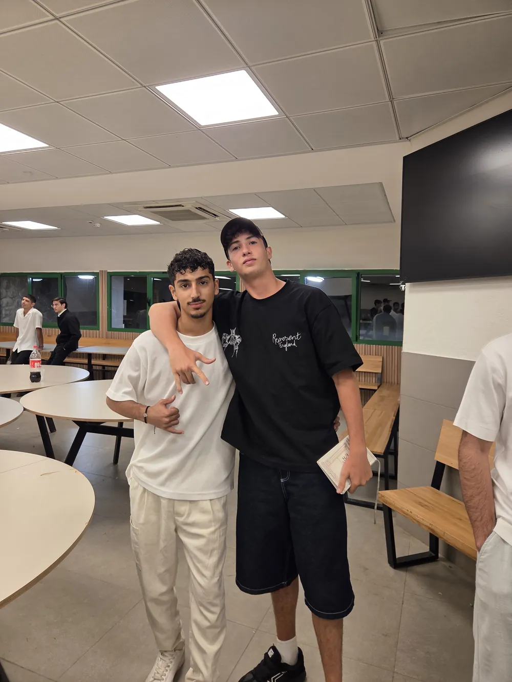 שני נערים מצטלמים מחובקים בחדר האוכל - שבת גיבוש בפרשת חוקת