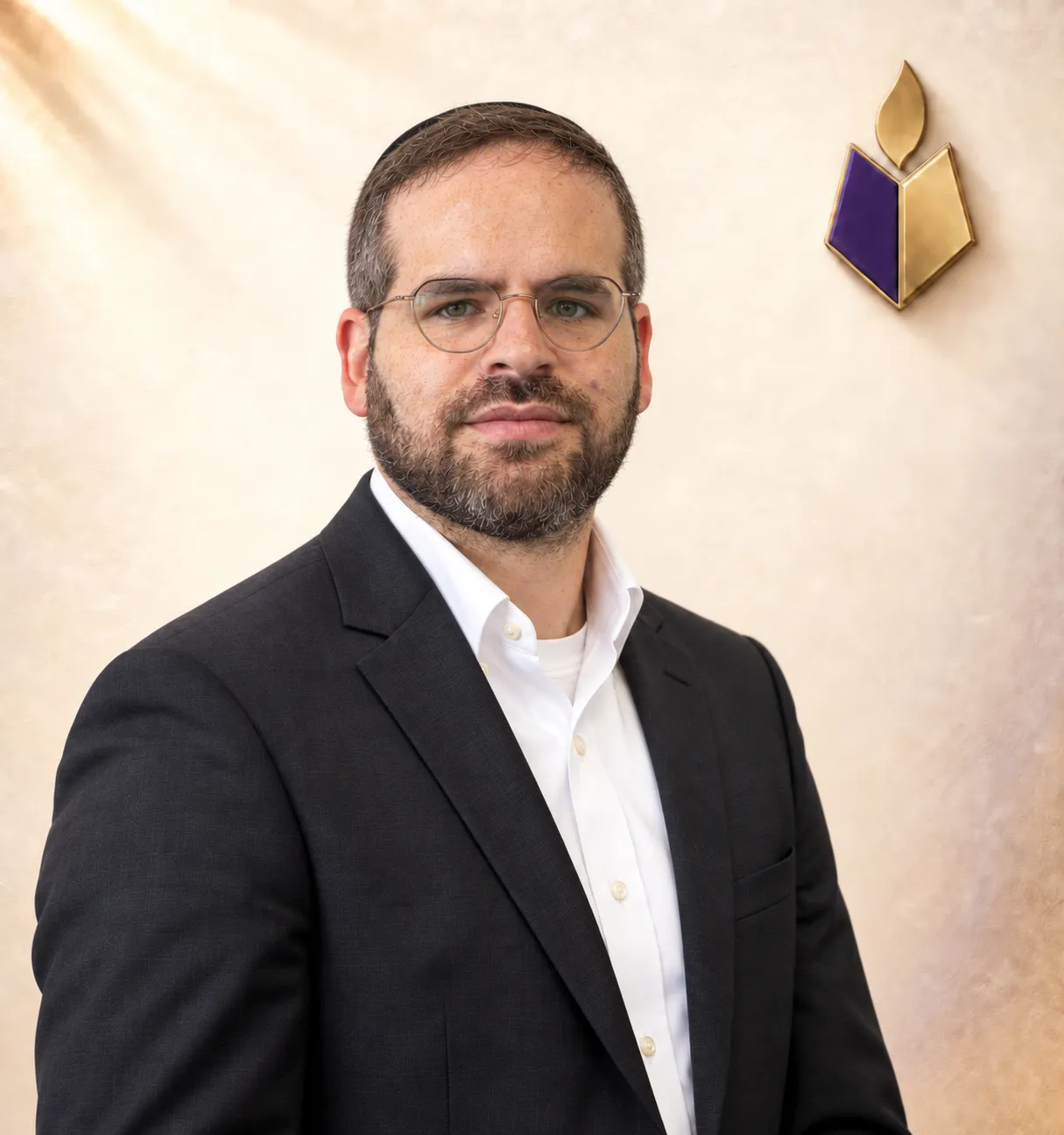 דיוקן רב צעיר עם משקפיים וזקן
