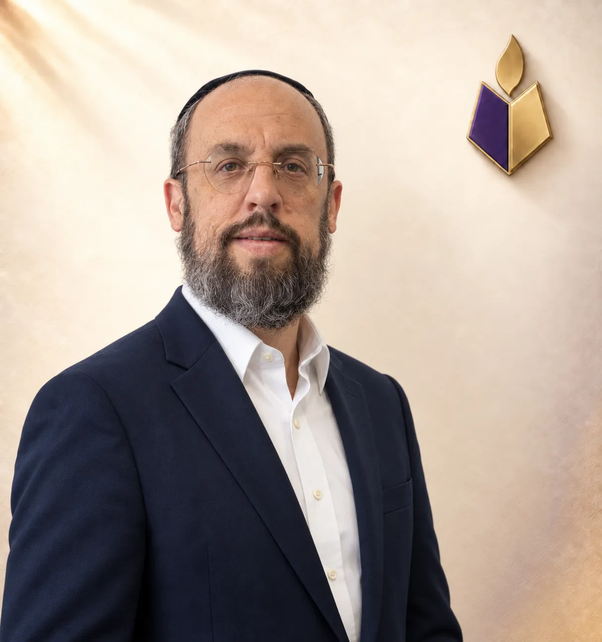 דיוקן רב בחליפה אפורה, מבט ישיר למצלמה