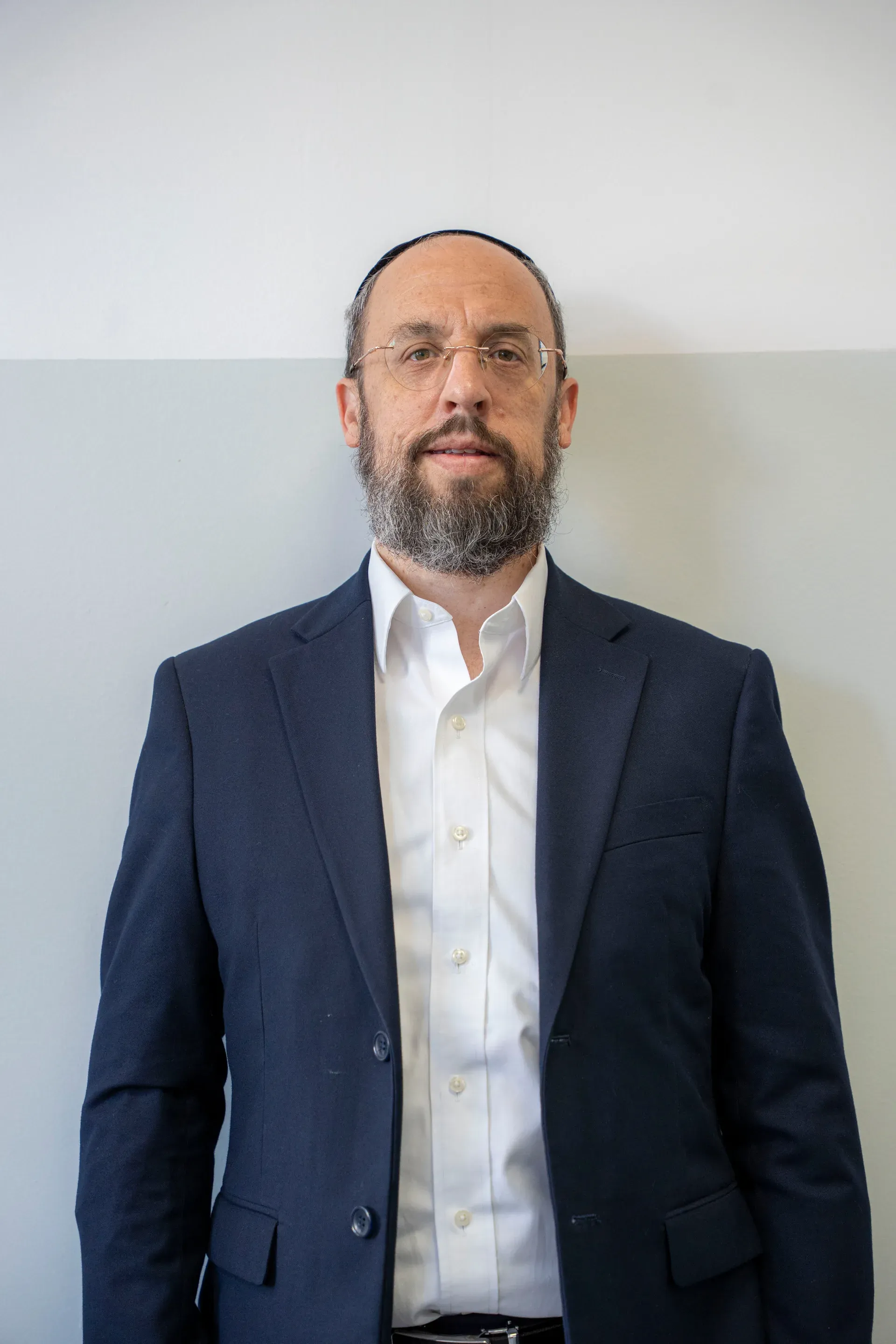 דיוקן רב במלוא קומתו, לבוש חליפה כהה