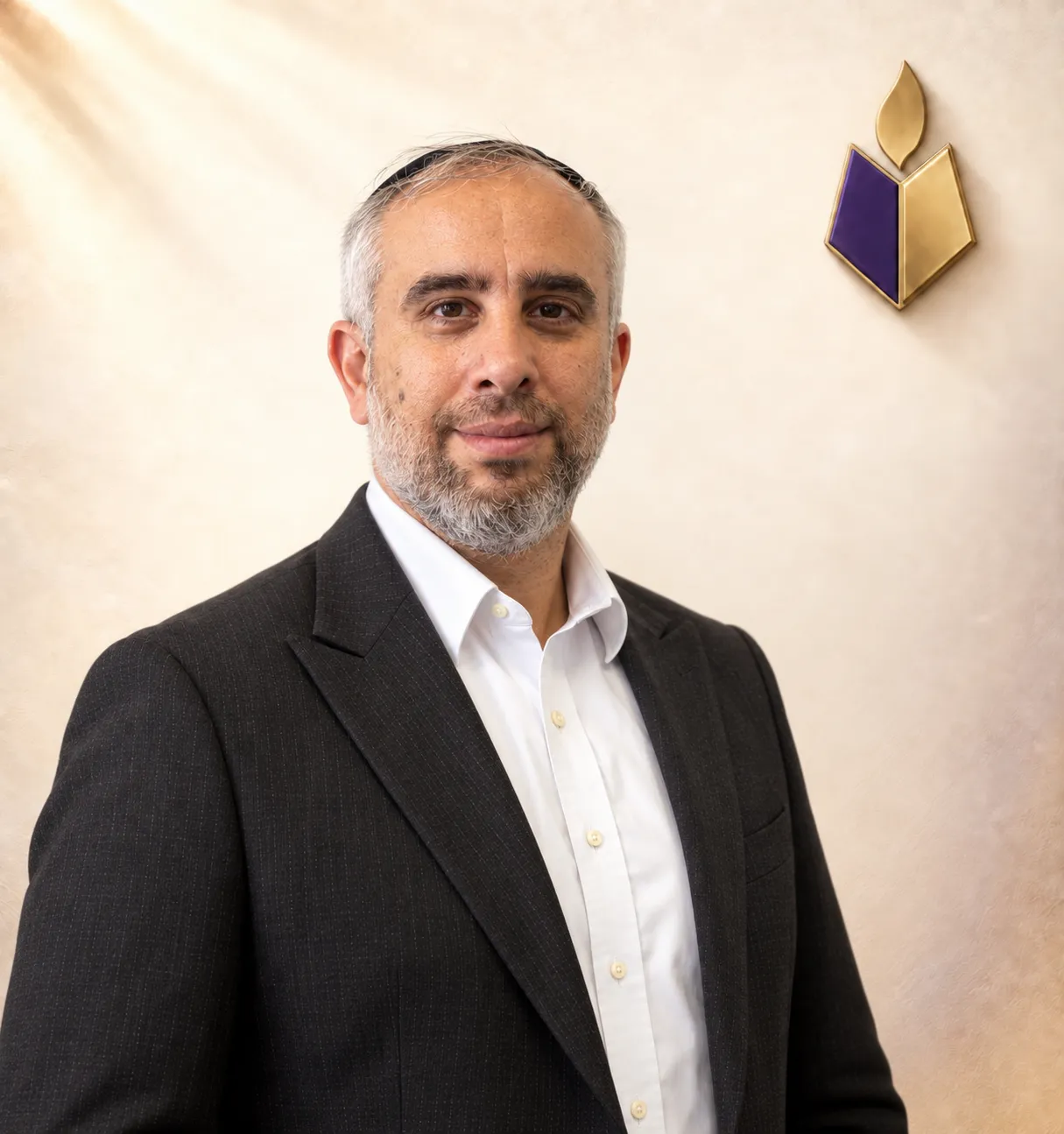 דיוקן רב עם זקן אפור וכיפה סרוגה, חליפה כהה