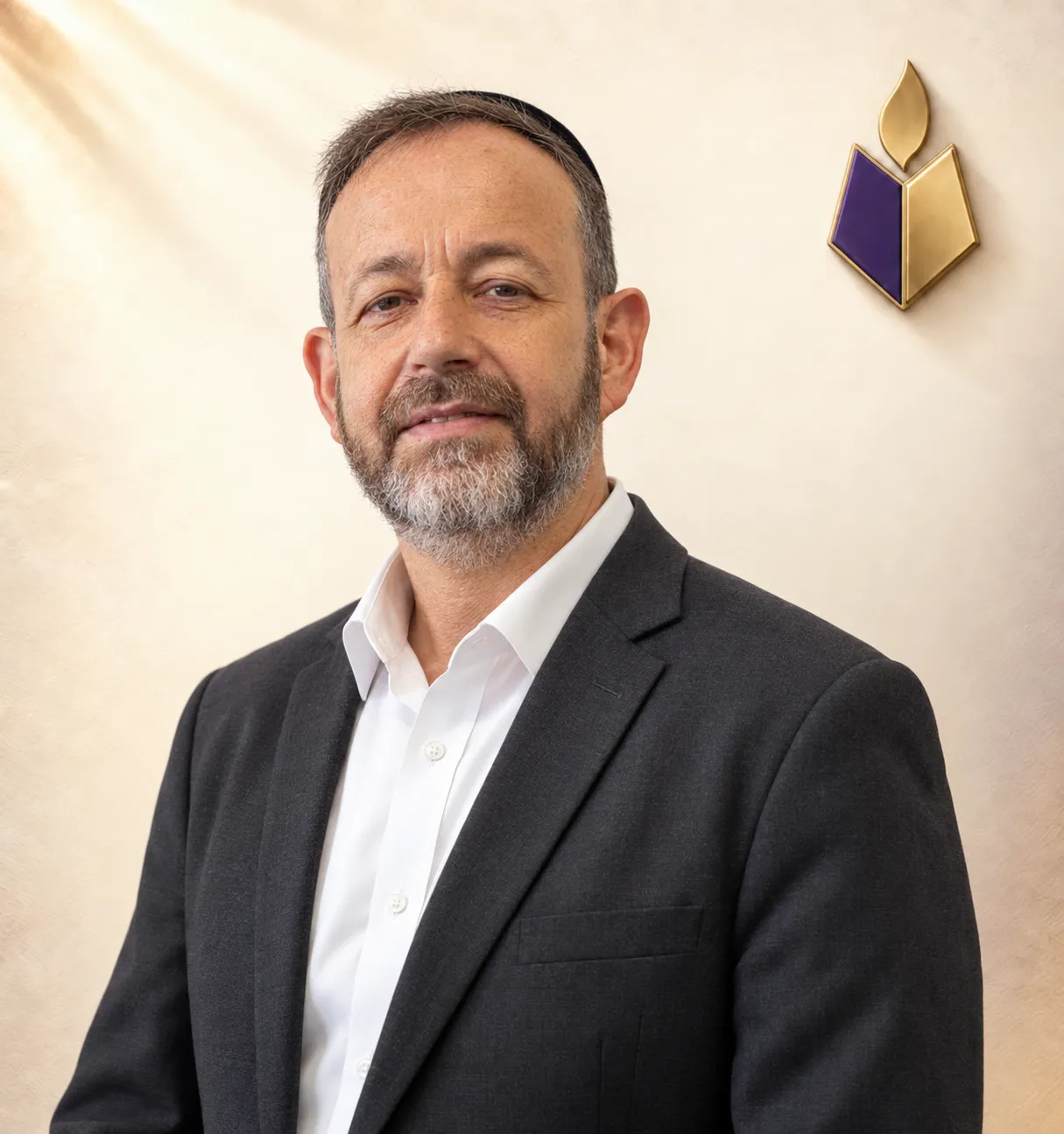 דיוקן רב במלוא קומתו, שיער אפור וזקן