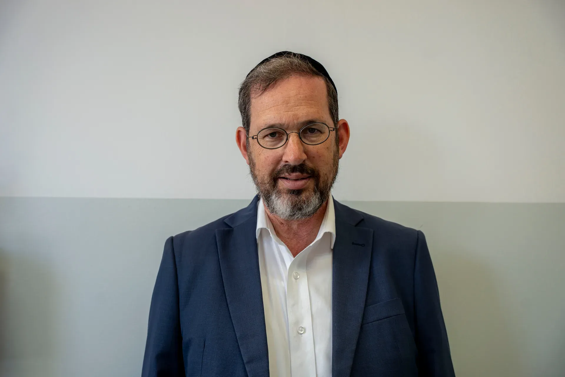 דיוקן רב עם משקפיים, מבט ישיר למצלמה