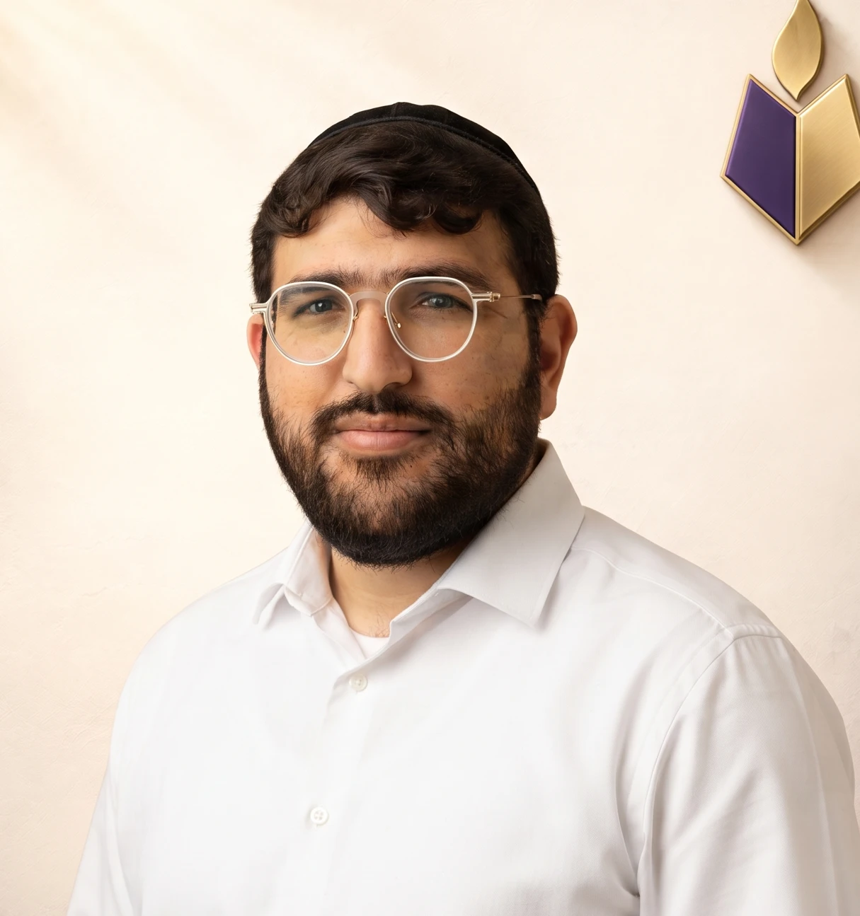 שלום סדים בחולצה לבנה, משקפיים עגולים וזקן כהה, מצולם דיוקן בפנייה קלה על רקע קיר קרם ממותג עם סמל זיו אור נתניה