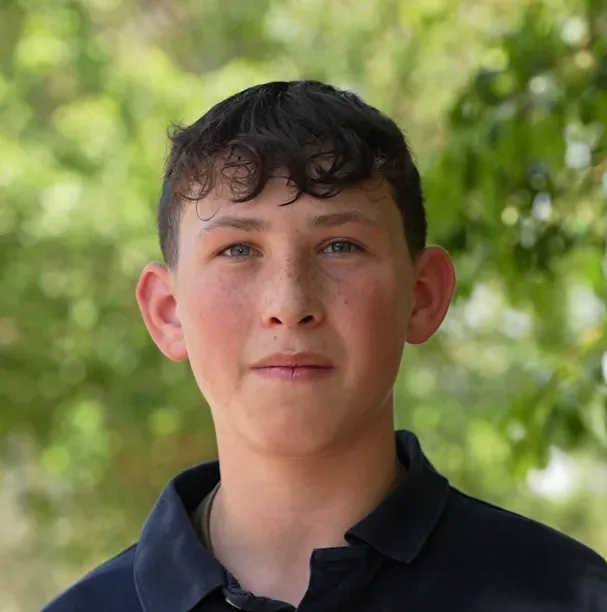 דיוקן תלמיד ברקע ירוק