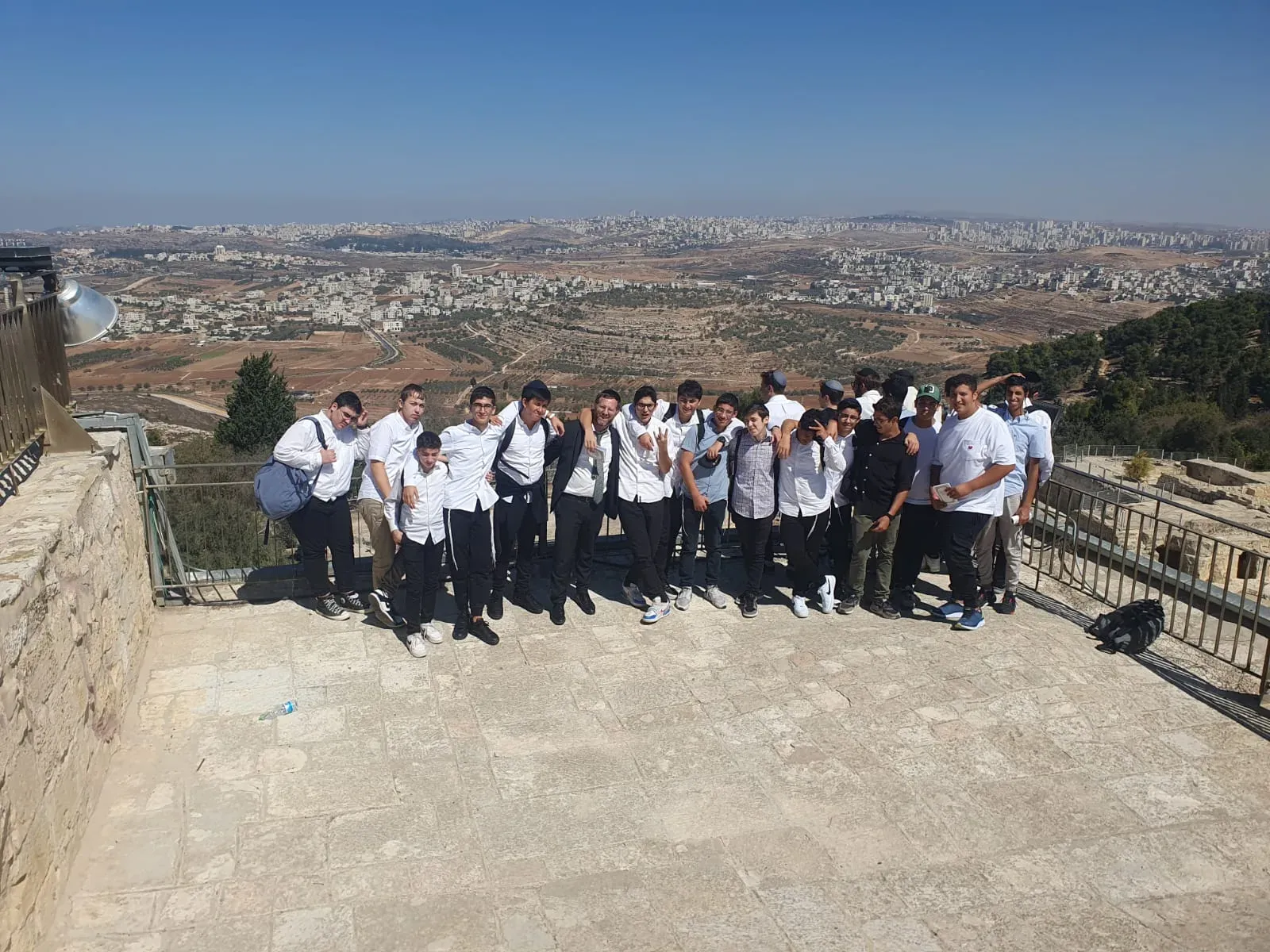תלמידים בטיול, עומדים על מרפסת תצפית מול נוף עירוני